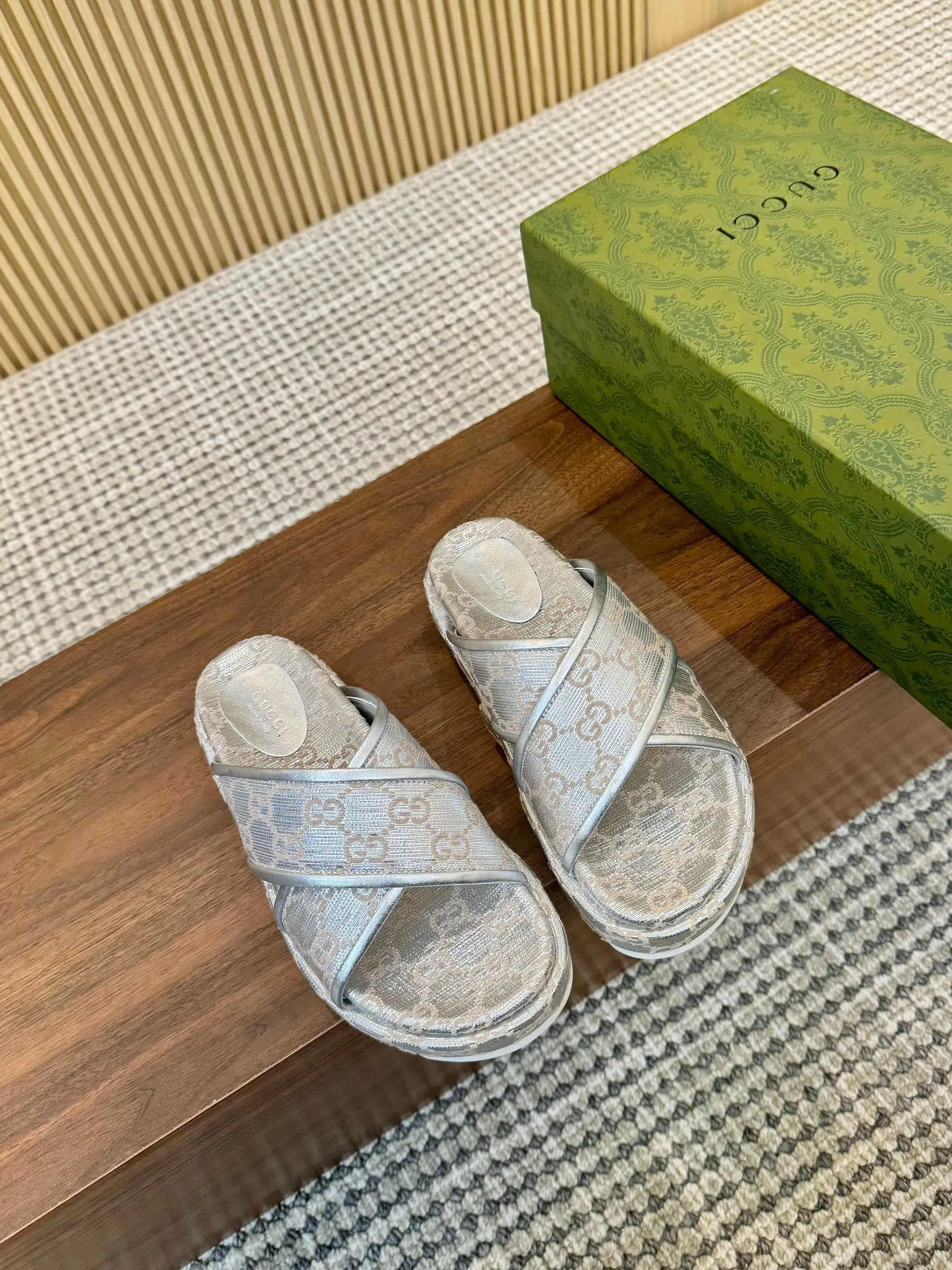 👟👟Ex-factory price 400👟👟 Shipped all year round, Gucci's latest limited edition thick-soled slippers. Top quality for sale. Purchase genuine product for development. The material and workmanship are consistent with the original. Upper: original special printing process. Lining: dyed sheepskin. Outsole: Italian private model outsole. Size: 35-43M standard size. 41, 42, 43 are also customized and cannot be returned. Sole thickness: 5.5cm. Forefoot 4cm.